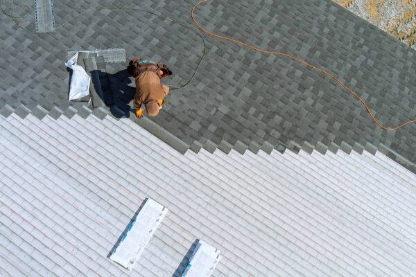 Travailleur sur un toit en construction.